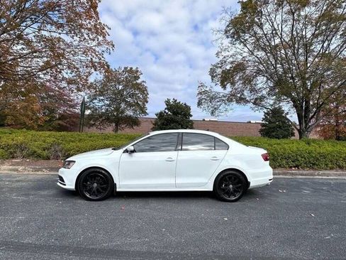 Used 2017 Volkswagen Jetta SE FWD image 4