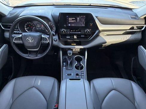 Used 2023 Toyota Highlander XLE FWD image 12