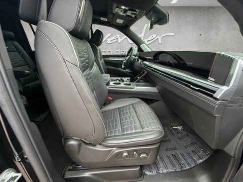 Certified 2025 Cadillac Escalade ESV V AWD/4WD image 21