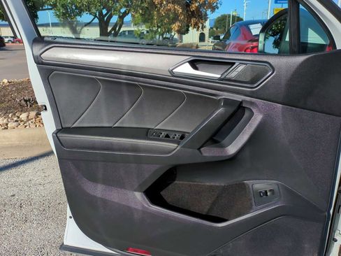 Used 2024 Volkswagen Tiguan SE image 21