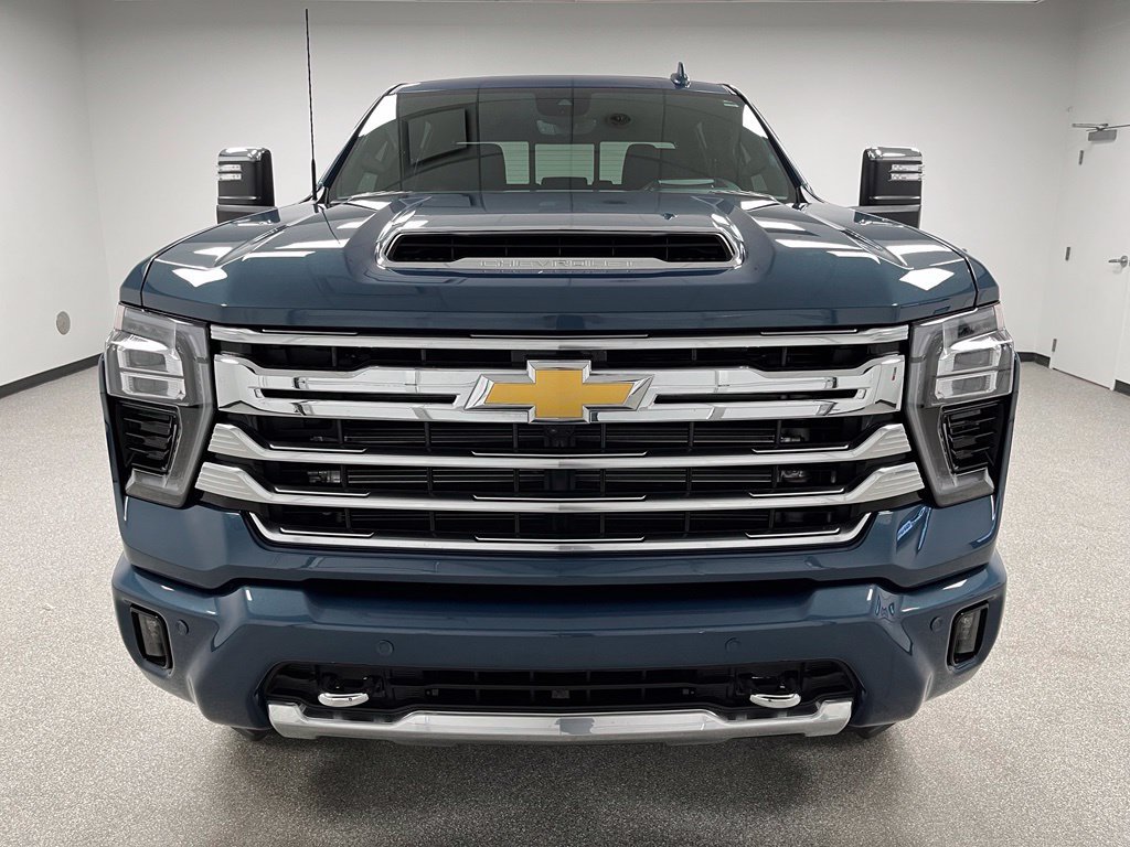 Used 2024 Chevrolet Silverado 2500 High Country w/ Technology Package AWD/4WD image 3