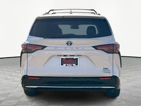 Used 2021 Toyota Sienna Limited image 4