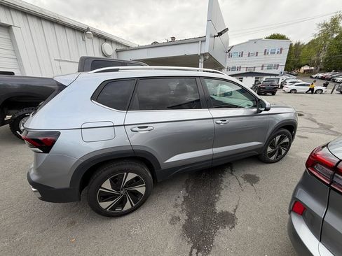 Used 2025 Volkswagen Taos SE AWD/4WD image 6