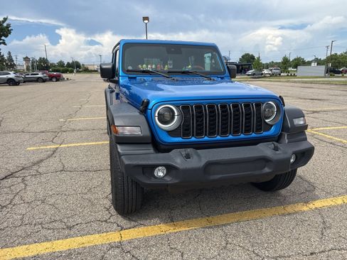 Used 2024 Jeep Wrangler Unlimited Sport AWD/4WD image 14