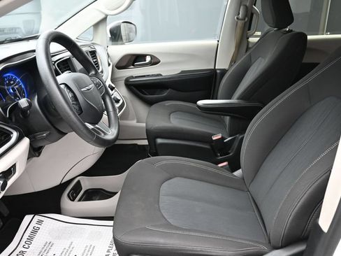 Used 2020 Chrysler Voyager L FWD image 11
