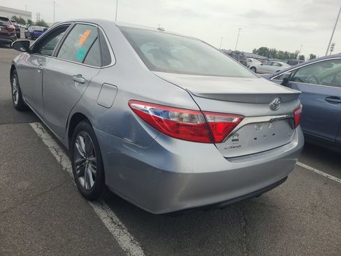 Used 2015 Toyota Camry SE w/ Moonroof Package FWD image 3