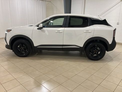 Used 2025 Nissan Kicks SV image 2