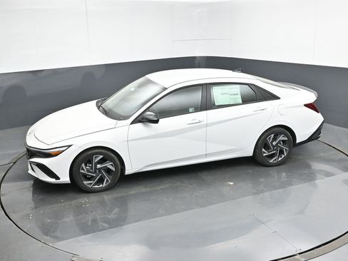 Used 2025 Hyundai Elantra Sport image 18