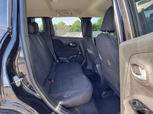 Used 2020 Jeep Renegade Latitude w/ Cold Weather Group FWD image 19
