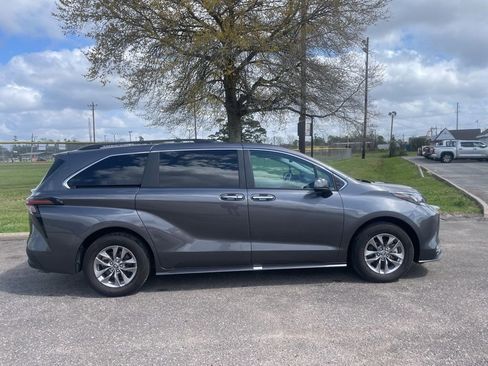 Used 2025 Toyota Sienna XLE image 8
