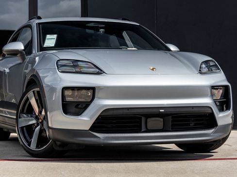 Certified 2025 Porsche Macan Electric image 9