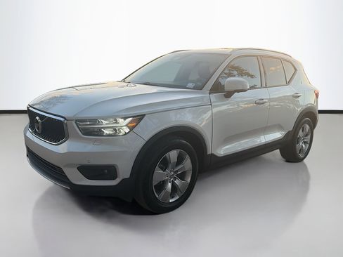 Used 2022 Volvo XC40 T5 Momentum image 7
