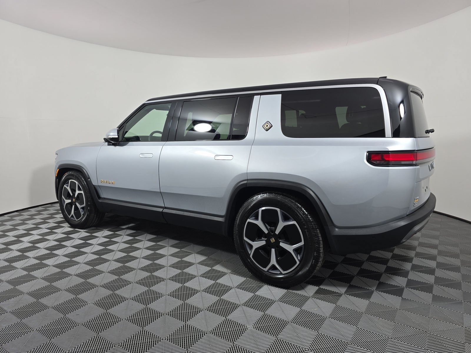 Used 2024 Rivian R1S Adventure Quad AWD/4WD image 3