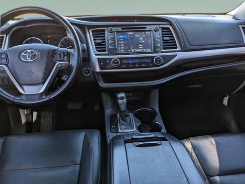 Used 2018 Toyota Highlander XLE image 13