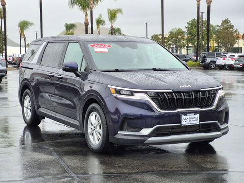 Used 2024 Kia Carnival LX image 3