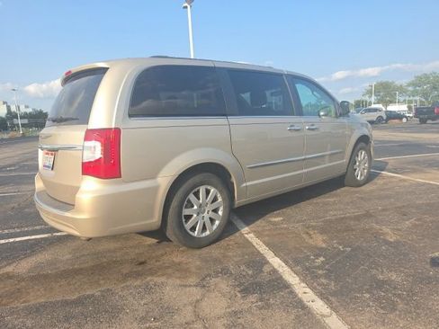 Used 2015 Chrysler Town & Country Touring w/ Driver Convenience Group FWD image 3
