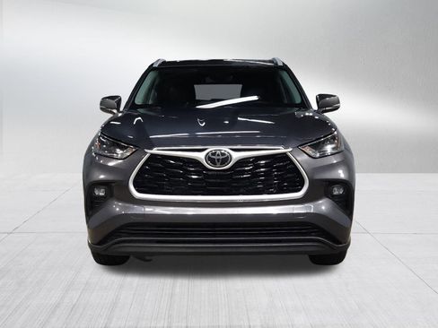 Certified 2024 Toyota Highlander XLE image 2