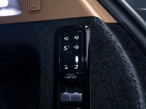 Used 2023 Land Rover Range Rover SV AWD/4WD image 9