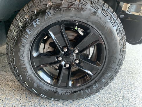 Used 2023 Jeep Wrangler Unlimited Sahara AWD/4WD image 33