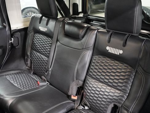 Used 2019 Jeep Wrangler Unlimited Sahara AWD/4WD image 16