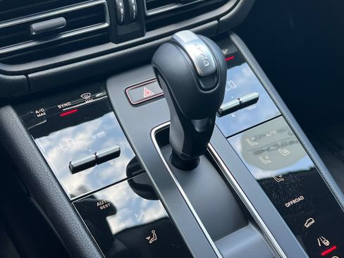 Certified 2026 Porsche Macan AWD/4WD image 25