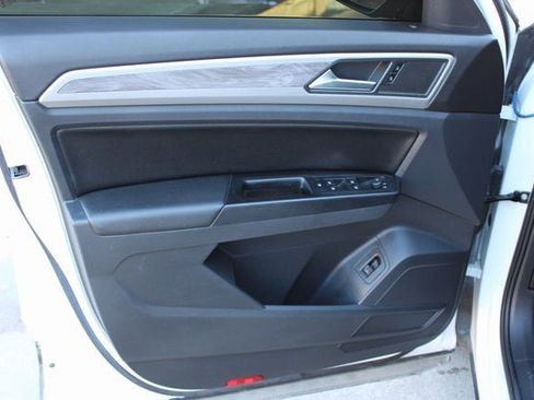 Used 2020 Volkswagen Atlas Cross Sport SE w/ Towing Package image 18