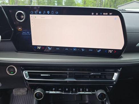 Used 2025 Chevrolet Traverse LT w/ LPO, Floor Liner Package FWD image 18