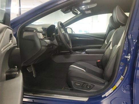 Used 2025 Toyota Camry SE image 11