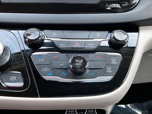Certified 2023 Chrysler Voyager LX FWD image 17
