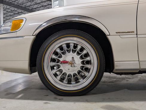 Used 2001 Lincoln Town Car Cartier RWD image 29