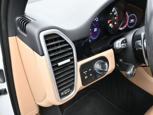 Certified 2022 Porsche Cayenne AWD/4WD image 16