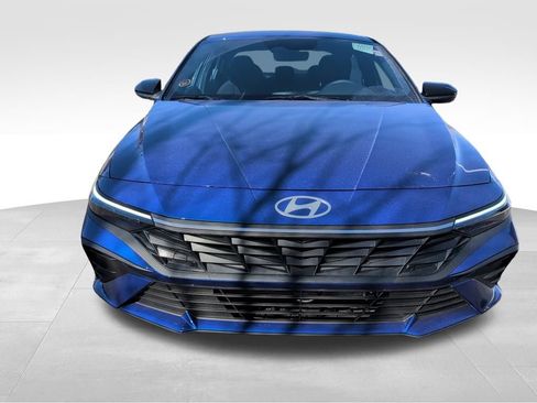 Used 2025 Hyundai Elantra SEL FWD image 2