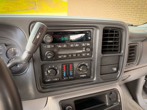 Used 2006 Chevrolet Suburban LS w/ Smart Select Package image 3