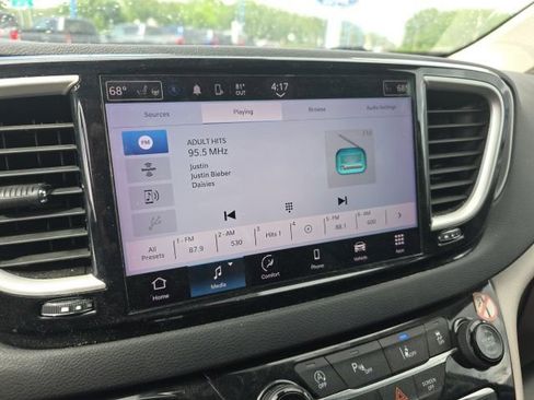 Used 2023 Chrysler Pacifica Touring-L FWD image 11
