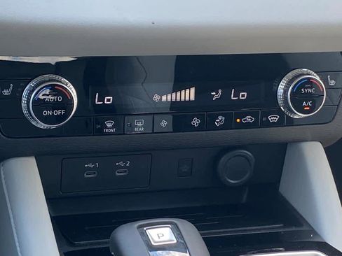 New 2025 Mitsubishi Outlander SE image 7