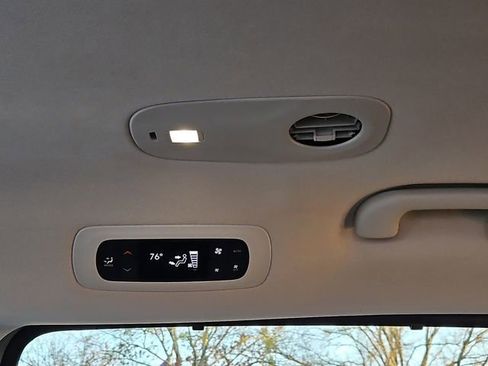 Used 2024 Chrysler Pacifica Touring-L image 16