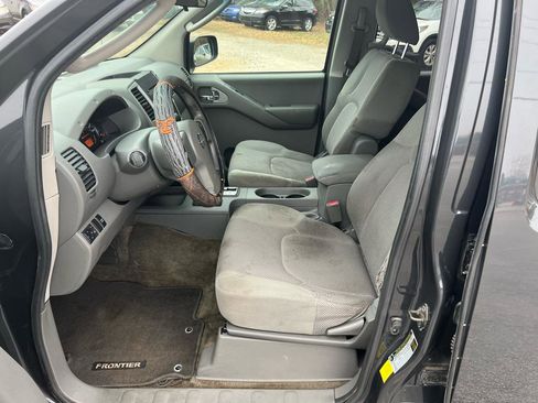 Used 2010 Nissan Frontier SE image 11