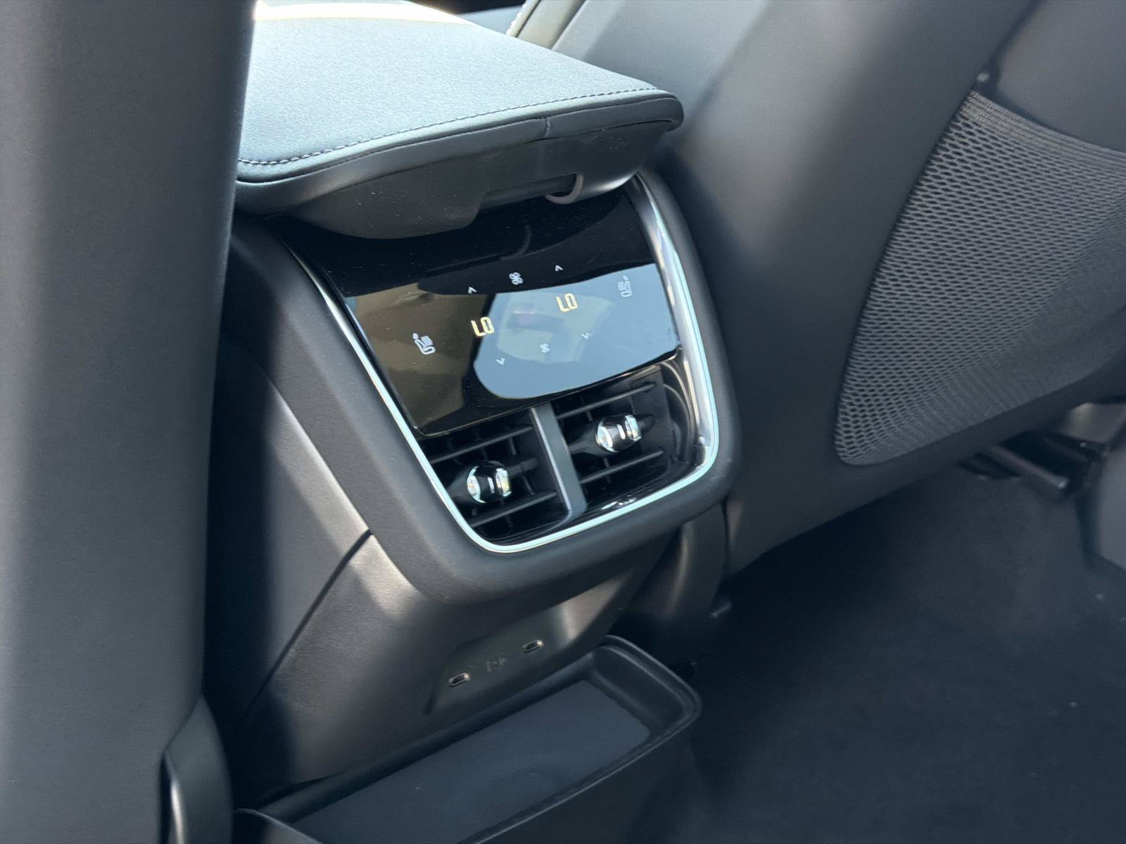 New 2026 Volvo EX90 Plus AWD/4WD image 18