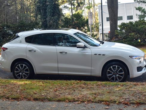 Used 2021 Maserati Levante GranSport image 11
