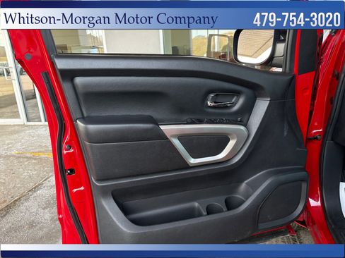 Used 2022 Nissan Titan SV image 11