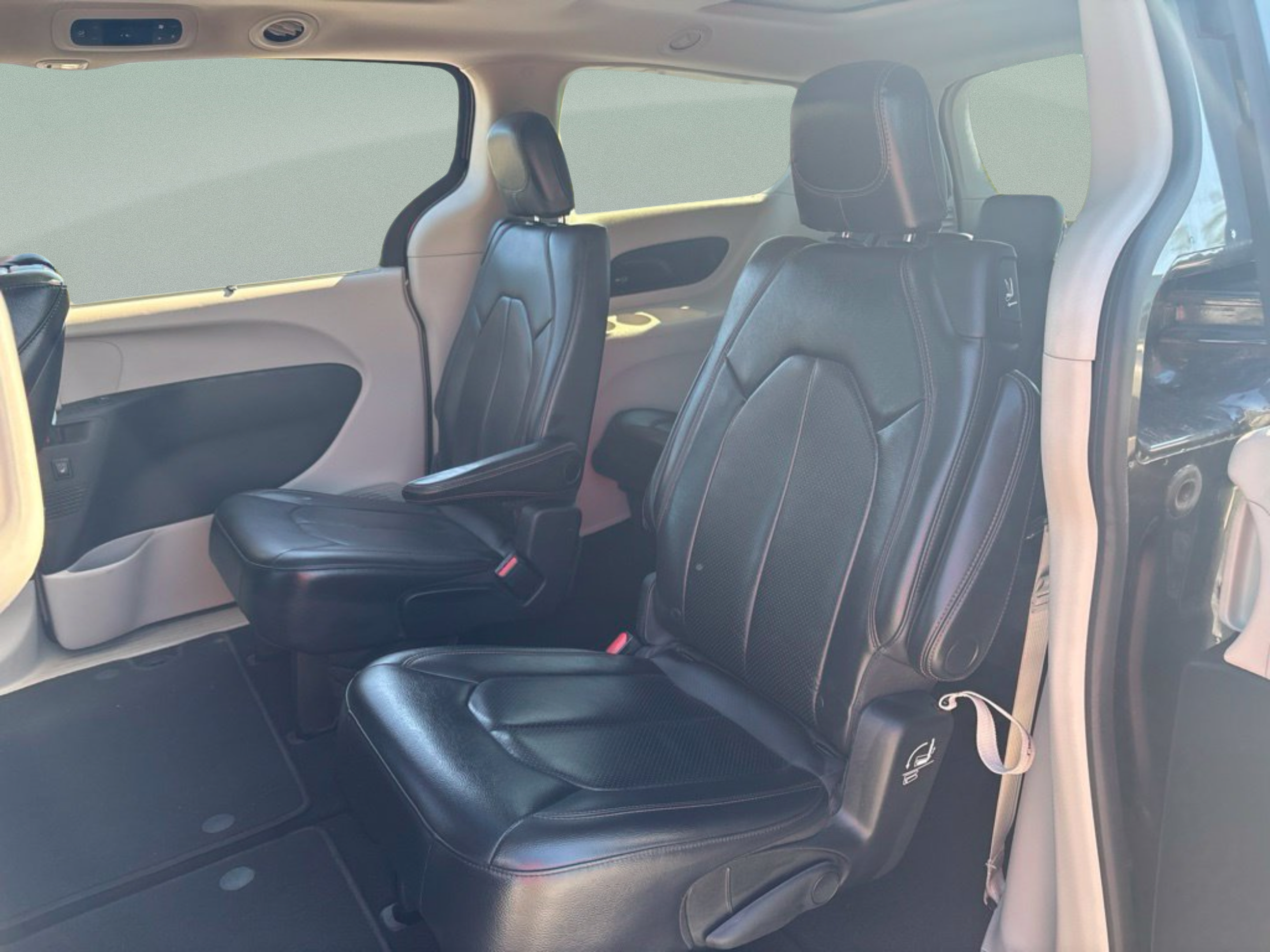 Used 2018 Chrysler Pacifica Touring-L Plus w/ Tire & Wheel Group FWD image 21