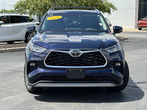 Used 2024 Toyota Highlander Platinum AWD/4WD image 2