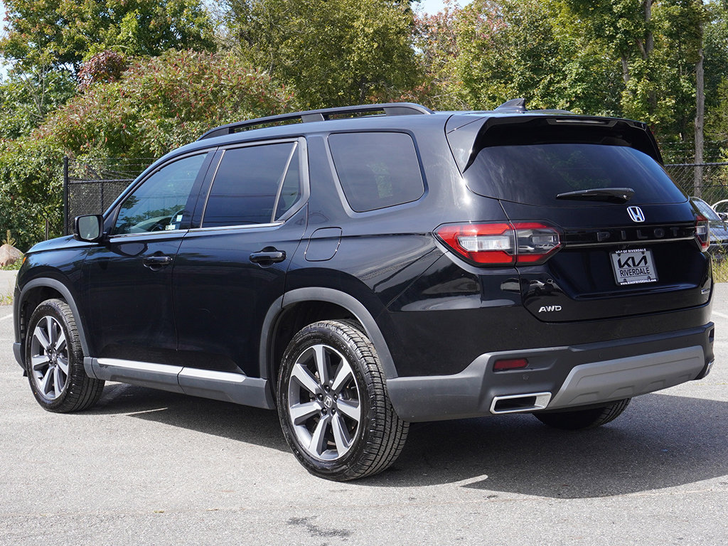 Used 2024 Honda Pilot Touring image 11