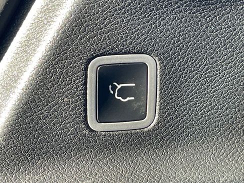 Used 2025 Chrysler Pacifica Limited image 25