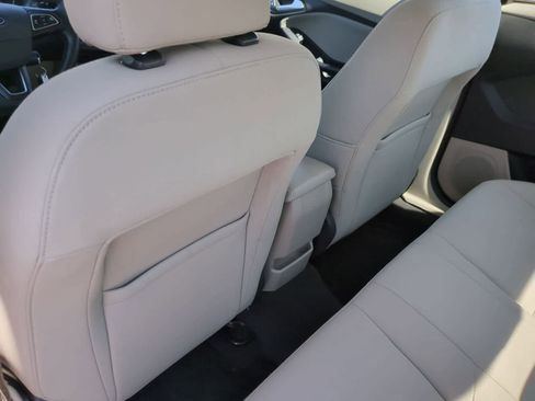 Used 2016 Ford Focus SE w/ SE Cold Weather Package FWD image 18