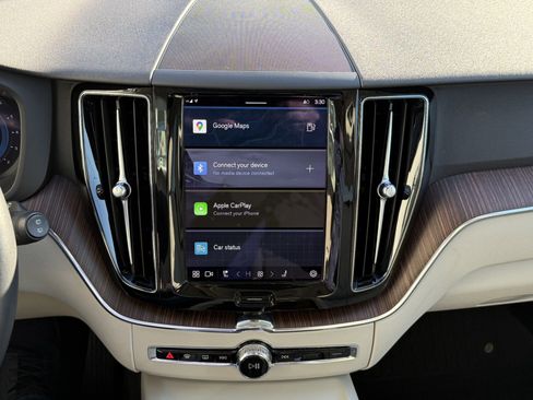 Used 2022 Volvo XC60 B5 Momentum w/ Climate Package image 17