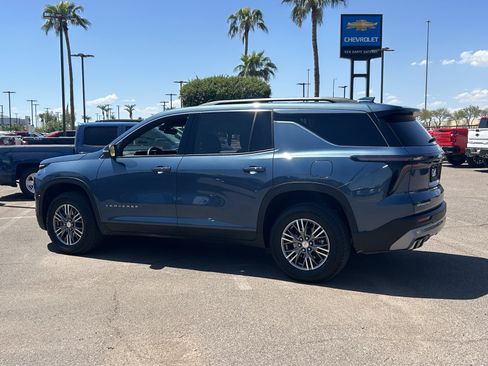 Certified 2025 Chevrolet Traverse LT FWD image 3