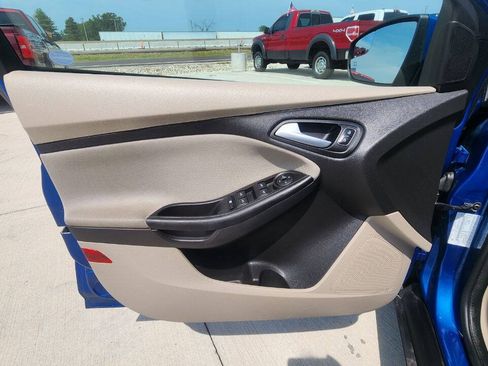 Used 2018 Ford Focus SE w/ Cold Weather Package FWD image 11