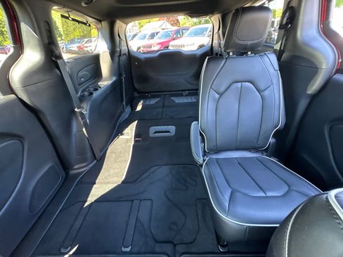 Used 2023 Chrysler Pacifica Limited w/ S Appearance Package FWD image 26