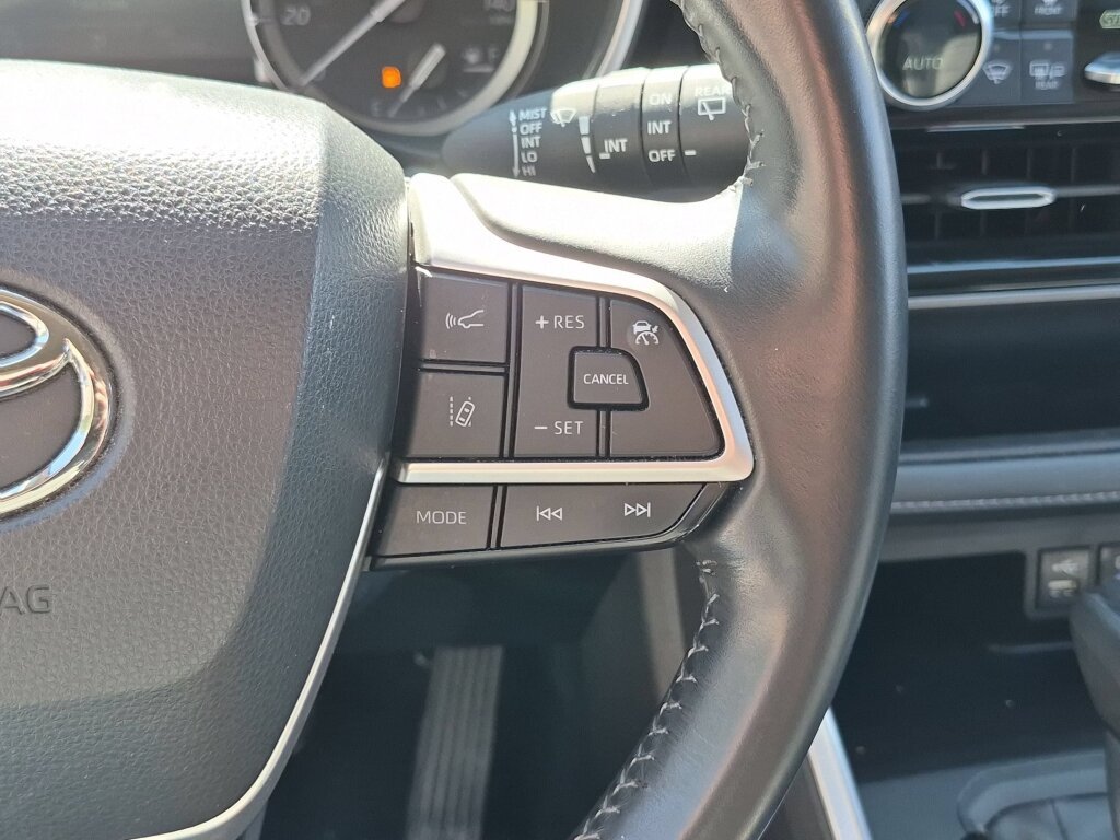 Certified 2022 Toyota Highlander XLE AWD/4WD image 20
